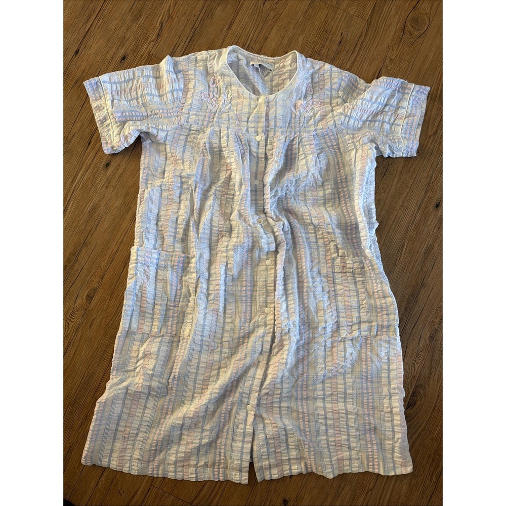 Miss Elaine Robe Size Large Snap Buttons Vintage